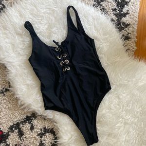 💸3/$10💸 Black lace up front bathing suit, M